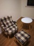 Кресло с клетчатым узором + подушка + скамеечка для ног в кофейных тонах