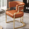 Элегантный кожаный мягкий стул оранжевого цвета на металлическом золотистом каркасе