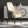 Модное кожаное кресло в современном дизайне белого цвета